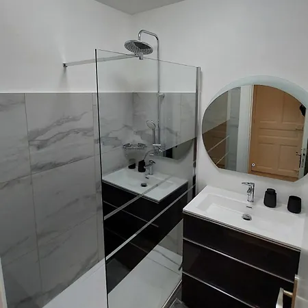 Chic 1 Bedroom - 3 Star Rated Apartman Antibes