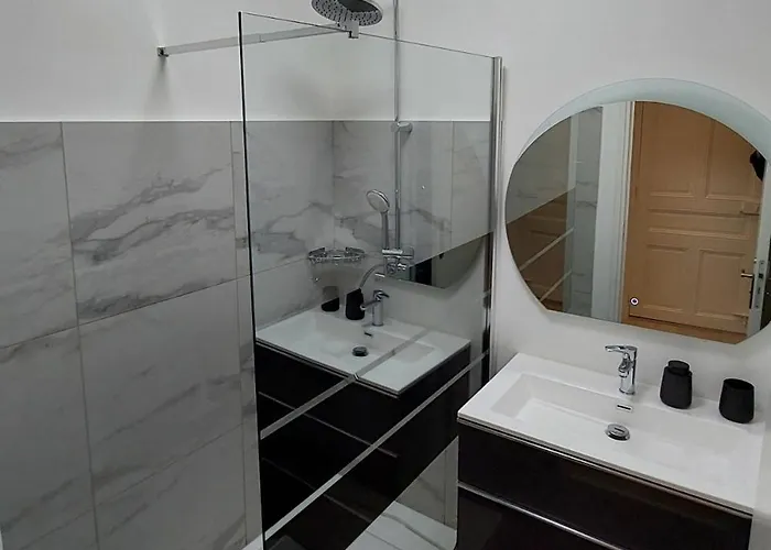 Chic 1 Bedroom - 3 Star Rated Apartament Antibes